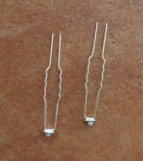 Sponky s bielou perlou do svadobného účesu 2 ks, 