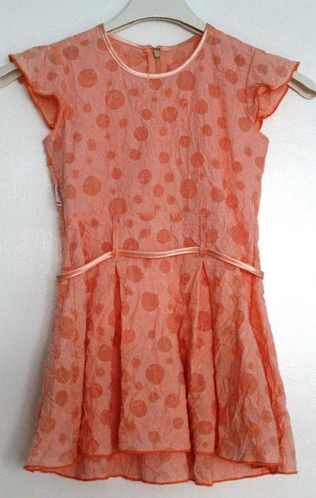 Slávnostné bodkované šaty, 104