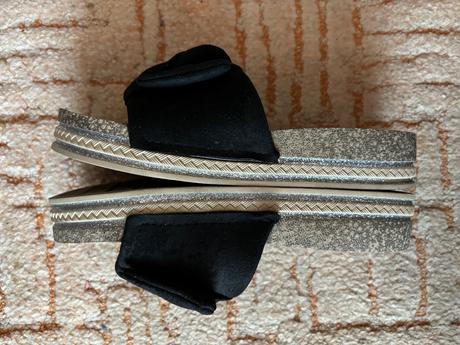 Šľapky z čiernou mašľou, 39