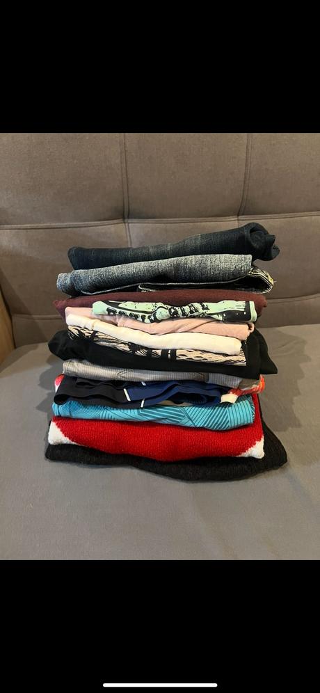 Balík oblečenia, s