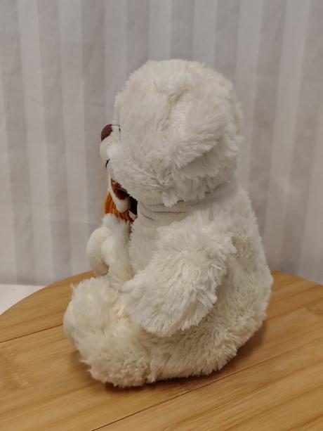 Plyšový medvedík v sede so zimným šálom, 20 cm,