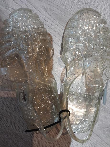 Predám topanky do vody, 