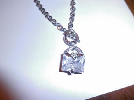 Krasna retiazka s priveskom, 