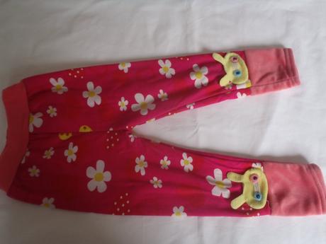 Červené nohavice s kvetmi, 104