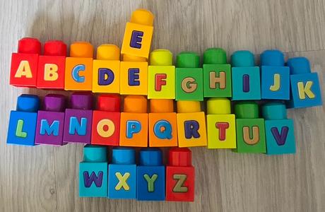 Mega bloks hudobný vláčik s písmenkami, 