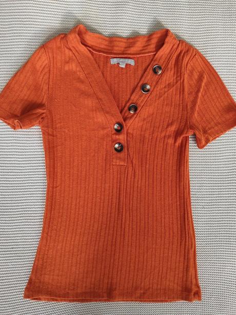 Oranžové tričko s gombíkmi, 36