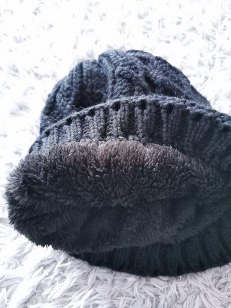 Čierna pletená čiapka,