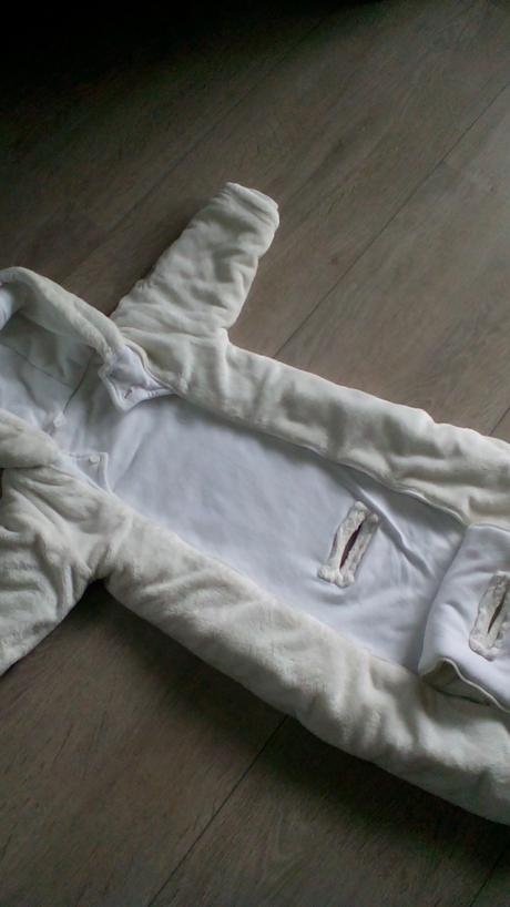 Teply fusak s otvormi do autosedačky, 