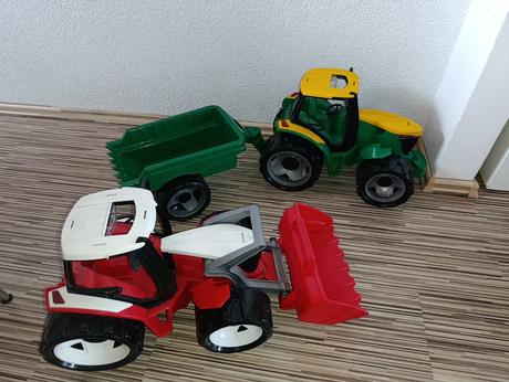 Traktor veľký s vlečkou, alebo traktor bager, 