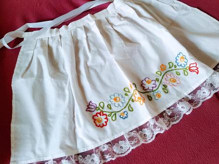 Vyšívaná folk zástera, 