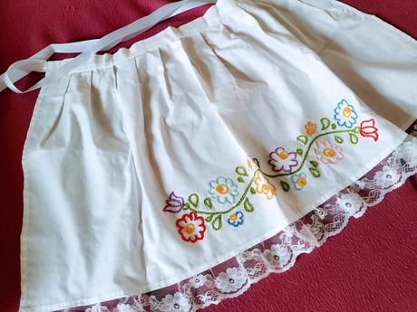 Vyšívaná folk zástera, 