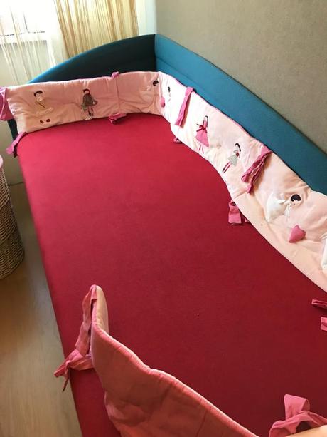 Mantinel na postielku  zn. jacadi  396  x 27,5 cm, 