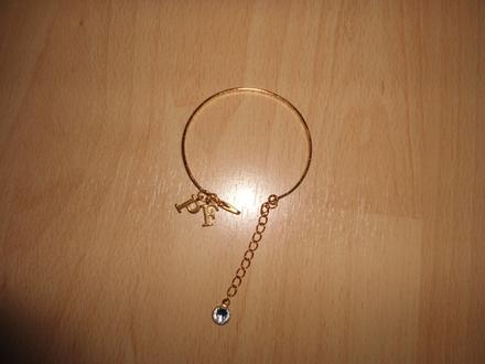 Zlaty naramok s kamienkom, 