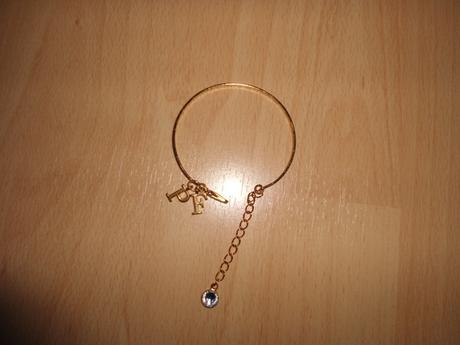 Zlaty naramok s kamienkom, 