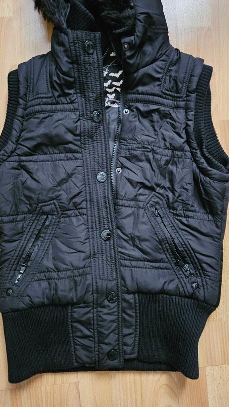 Damska vesta s kapucnou s kozusinou, cierna, s/m, stradivarius,s