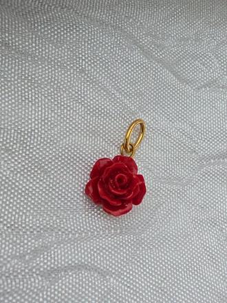 Prívesok ruža s pozlátenými detailami, 