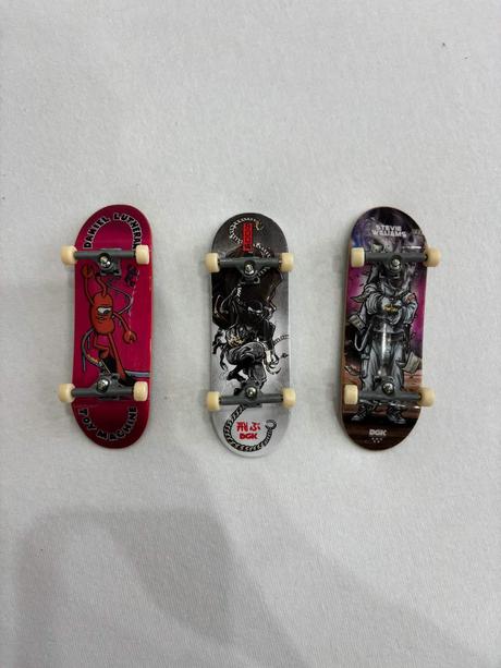 Schodisko so zábradlím a rampou a skateboadmi,