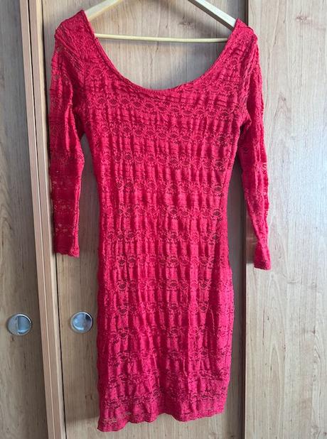 Červené šaty s čipkou, atmosphere,m