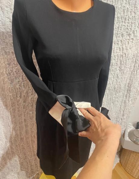 Elegantné čierne šaty s bielymi manžetami a mašlam, s