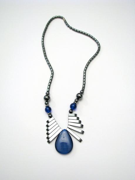 Náhrdelník s modrou slzou, 