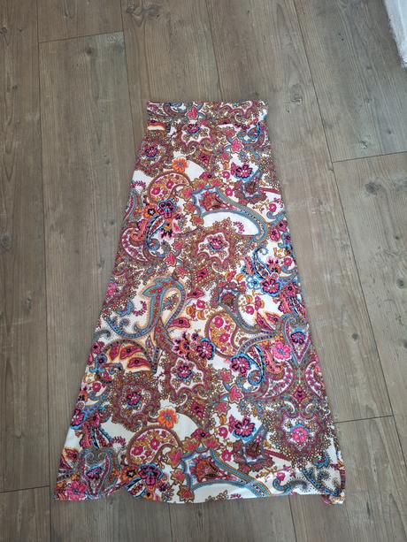 Dlhá farebná sukna,
