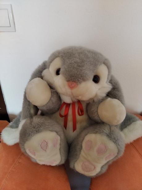 Veľký plyšový zajacik,