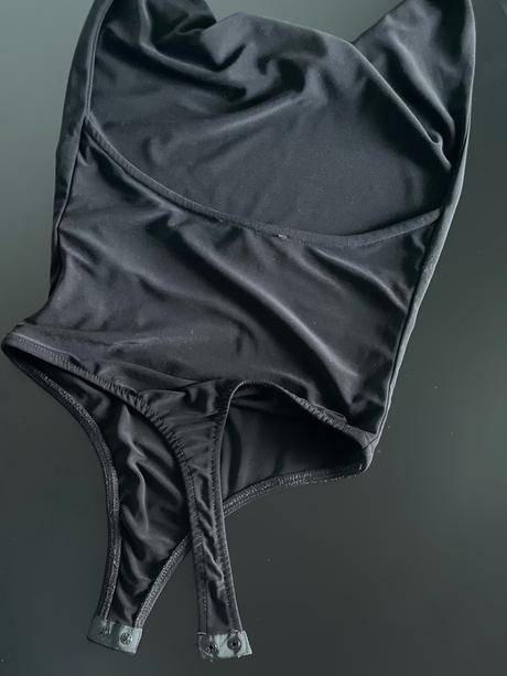 Halterneck body s padavým nariaseným výstrihom, bershka,xs