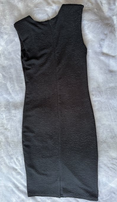 Čienre púzdrovné šaty s vypchávkami na pleciach at, atmosphere,l