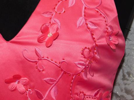 Velmi pekne kvalitne slavnostne saty, 38