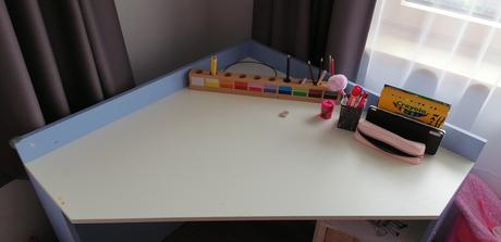 Rohový písací stôl, 