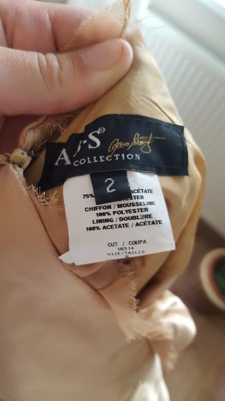 Zlaté spoločenské šaty, 34