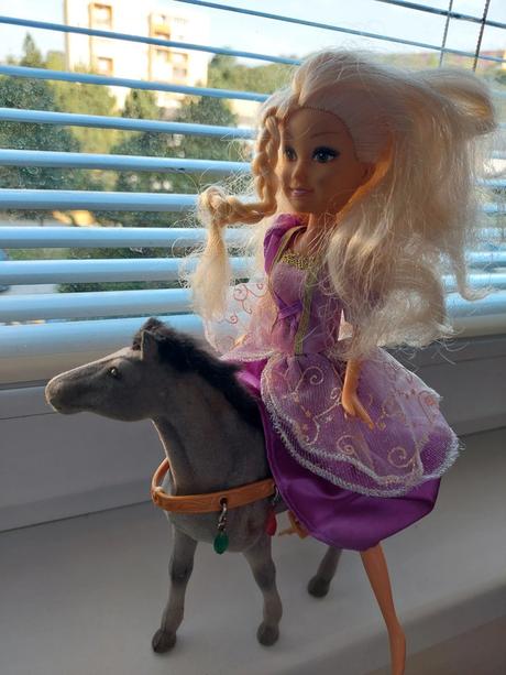 Barbie zlatovláska + koník,
