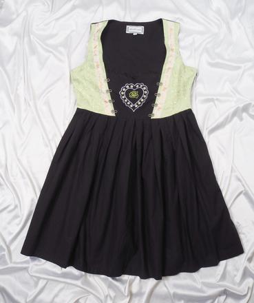 Kvalitné krojové šaty, 46