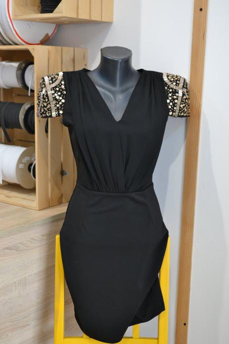 Čierne šaty s ozdobnými rukávmi m, m