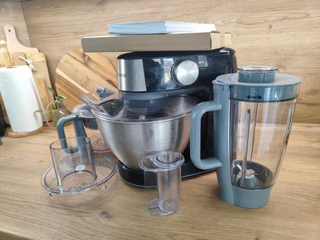 Kuchynský robot kenwood s príslušenstvom,