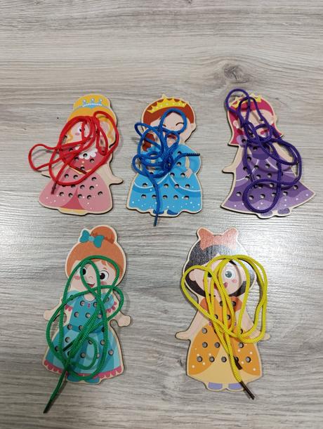 Montessori hračka princezné - navliekanie šnúrok, 