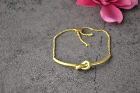 Zlatý elegantný náramok-uzol,