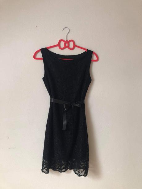 Čipkované šaty s opaskom, m