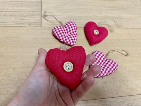 4 srdiečka na stromček,