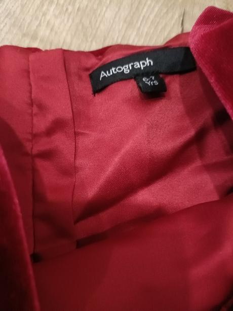 Zamatové šaty, 122