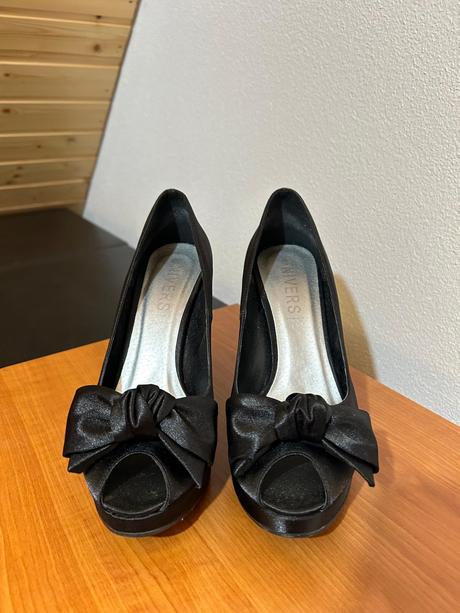 Čierne saténové lodičky, 37