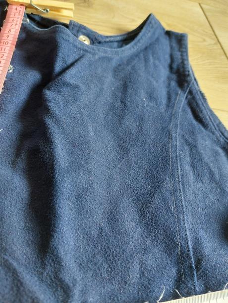 Teplé šaty bez rukávov gombíkové zadné zapínanie, 128