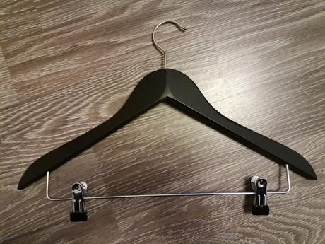 Kvalitné drevené vešiaky čierne, 