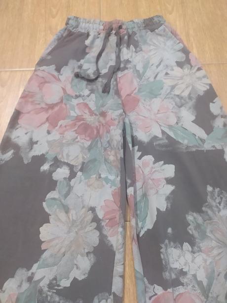 Široké kvetovane nohavice, 