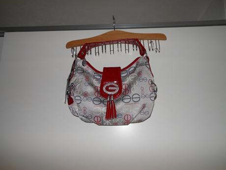 Látková kabelka ders s červenými doplnkami,