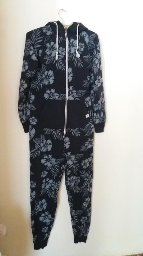 Uzasny modry kvetinkovy overal, s