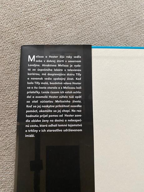 Temný psychologický hriller žena za dverami,