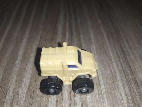 Kinder figurka auticko,