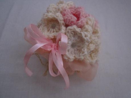 1661. kytice háčkované,