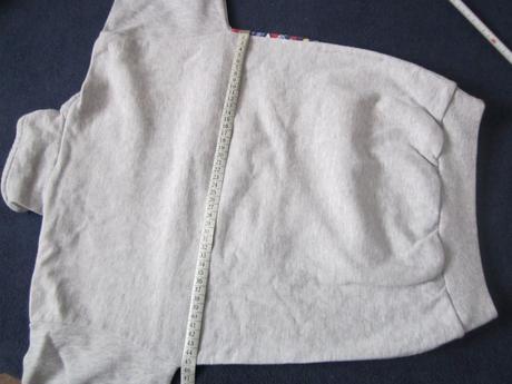 1726. 2 mikiny a tepláky, 146